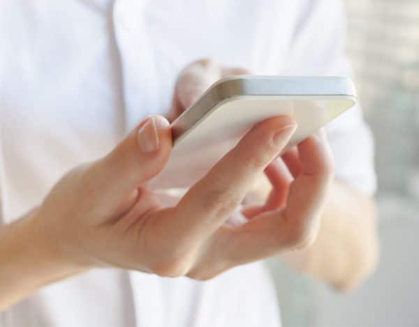 Smartphone in einer Hand