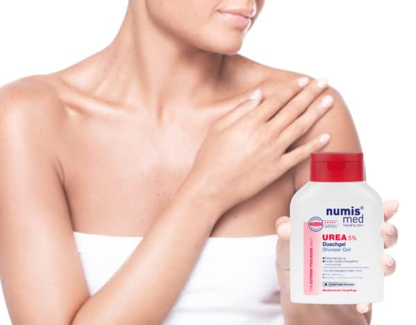 Frau mit UREA 5% Duschgel